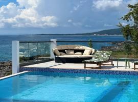 Oceanview lux Villa + Infinity pool, Chef & Butler，位于Kings Pen的乡村别墅