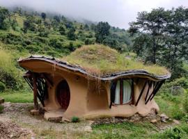 Unique Mud Home With Scenic Mountain Views，位于奈尼塔尔的酒店