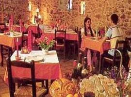Logis Auberge Du Peras，位于圣让迪加尔的酒店