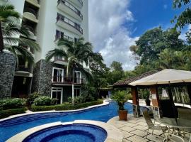 La Torre- Poolside Condo with Scenic Views，位于赫拉多拉的酒店