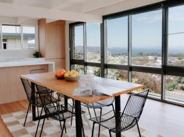 Modern Home overlooking River，位于Howrah的酒店