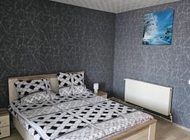 Garsoniera Dary strada Mihai Bravu bloc G1 Vis a Vis de ROYAL PALACE，位于Turnu Măgurele的带停车场的酒店