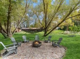 Open Sky Retreat - Hot Tub, Fire Pit, Large Yard, Comfy & Family Friendly