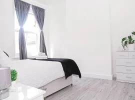 Inviting 3-Bed Apartment in Bromley