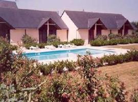 Logis Les Dineux Village，位于Trémeur的酒店