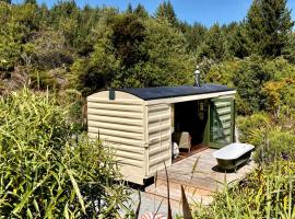 The Box Car with Outdoor Private Bath，位于克洛斯本的酒店