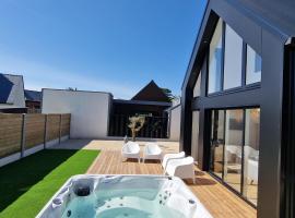 LES PORTSALLAISES piscine ou spa à 300m de la plage，位于Ploudalmézeau的酒店