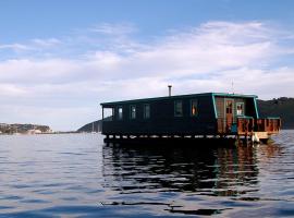 Knysna Houseboat Myrtle，位于克尼斯纳的船屋