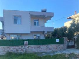 Megaron Homes Ayvalik Kucukkoy Gardened Villa，位于艾瓦勒克的酒店