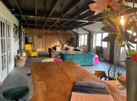 Luxe in stiltegebied tussen loslopende Alpaca&rsquo;s，位于Eemdijk的海滩酒店