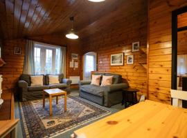 Cozy Log Cabin Retreat in Rural Wales - 2 Bedrooms & Parking by Seren Short Stays，位于Ffestiniog的酒店