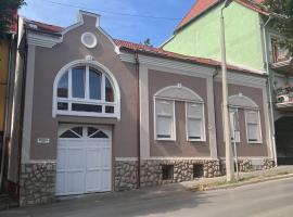 Berzsenyi Apartmanh&aacute;z，位于考波什堡的住宿