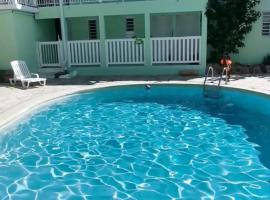 Séjour entre plage et piscine，位于Cul de Sac的酒店