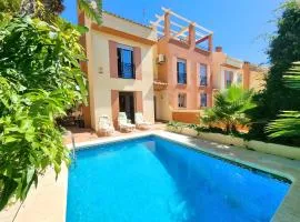 Stunning Home with Outdoor Swimmingpool, 4 Bedrooms and Wifi