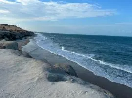 Apto com 3 dormitórios com ar, Vista para praia em Morro Branco - Fortaleza