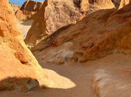 Apto com Ar com vista para praia de Morro Branco - Fortaleza，位于贝贝里比的酒店