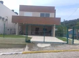 Casa c/ SPA e mesa de sinuca 240 m2