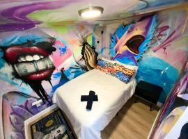 Cozy & Colorful Miami Art Canvas w/HotTub & Murals，位于迈阿密的公寓