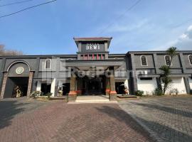 Hotel Dewi RedPartner near Gor Merdeka Jombang，位于Jombang的酒店