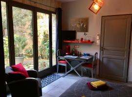 Chambre sur jardin secret - Avignon Centre - Climatisée，位于阿维尼翁的酒店