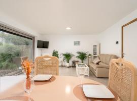 House with private parking & sauna near city centre and transport，位于鲁瑟拉勒的酒店