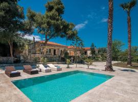 Ionian Zante Pine Tree Villa with Pool，位于Makhairádhon的酒店