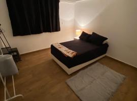 Cozy Room with AC near madinty in Shorouk City in an apartment，位于马迪纳特阿什舒鲁克的酒店