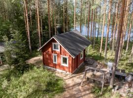 Traditional cottage with hot tub，位于Uurainen的酒店