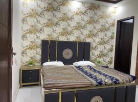 Private Luxury house opposite DHA Phase 5 Lahore，位于拉合尔的酒店