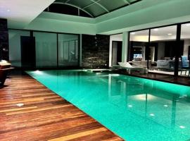 Luxury villa with a heated indoor pool and direct access to the beach，位于纳布勒的度假屋