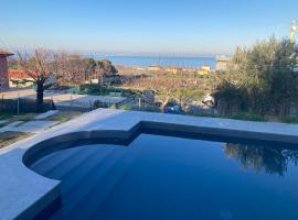 Casa Vacanze immersa tra le colline, vicinissima al mare e con nuova piscina，位于西尼加利亚的带泳池的酒店