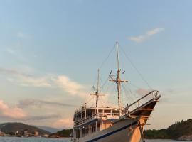 Phinisi sailing Komodo 3 days 2 night，位于纳闽巴霍的船屋