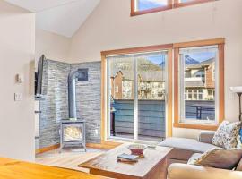Canmore Mountain view loft apartment heated outdoor pool，位于坎莫尔的乡村别墅