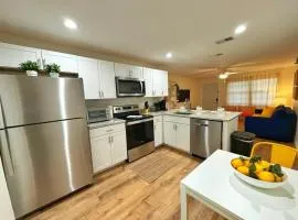 *NEW* Gorgeous Sunshine - 2BD/1BA - Private Fenced Backyard!