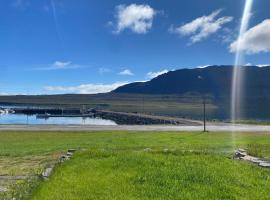 Sea, fjord & mountain view house，位于Súðavík的酒店
