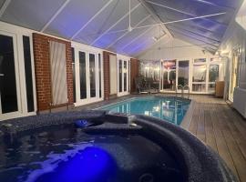Broadway Pool House with Sauna & Jacuzzi，位于荷尼湾的酒店