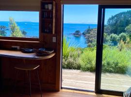 Kereru Cabin - Spectacular seaviews, Rustic, Glamping Eco adventure，位于棕榈滩的酒店