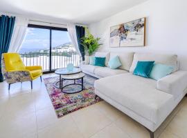 Spectacular views - luxury apartment in resort - Marbella hills，位于马贝拉的带按摩浴缸的酒店