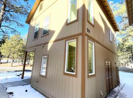 Cozy home in woods of Flagstaff，位于弗拉格斯塔夫的酒店