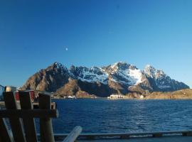 Rorbuleilighet i toppetasjen i Henningsvær，位于亨宁斯韦尔的度假短租房