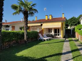 Bright villa in Caorle, private garden - Beahost，位于卡奥莱的酒店