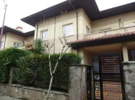 H130 Villa adosada con jardín y txoko by Egona