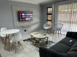 Beautiful 2 bedroom apartment In Richard's bay，位于理查兹湾的酒店