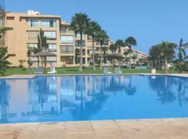 Superbe appartement en résidence avec piscine，位于Sidi el Haj Bou Derbala的酒店