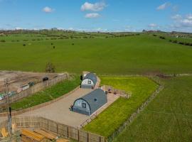 The Stag Pod Farm Stay with Hot Tub Sleeps 2 Ayrshire Rural Retreats，位于Galston的豪华帐篷