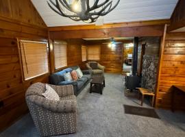 Crest Lodge Historic Mountain Inn，位于Crestline的酒店