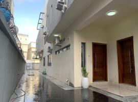 Aurequire luxury 3 bedroom Apartment off Freedom way Lekki phase 1，位于莱基的酒店