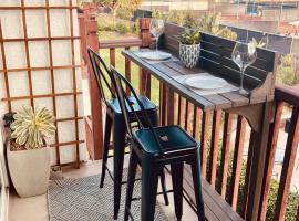 Private Balcony Overlooking Pool - Gated Parking，位于恩西尼塔斯的酒店