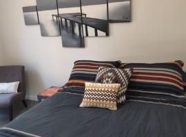 Private Room3 Own Entry Shared Bath One Guest Walk to UCSD，位于圣地亚哥的酒店