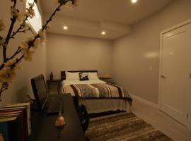 Feel at home in Chestermere，位于Chestermere的度假屋